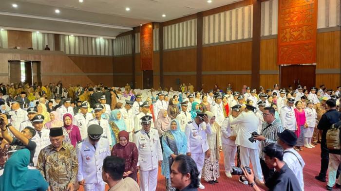PELANTIKAN KADES - 76 Kepala Desa di Deli Serdang berbaris bersama pendamping usai mengikuti acara pelantikan di gedung Grha Bhineka Perkasa Jaya Lubuk Pakam dan mendapat ucapan selamat dari Bupati dr Asri Ludin Tambunan dan pejabat lainnya, Senin (29/6/2026). Saat ini para Kades dilarang pecat perangkat desa dengan semena-mena.