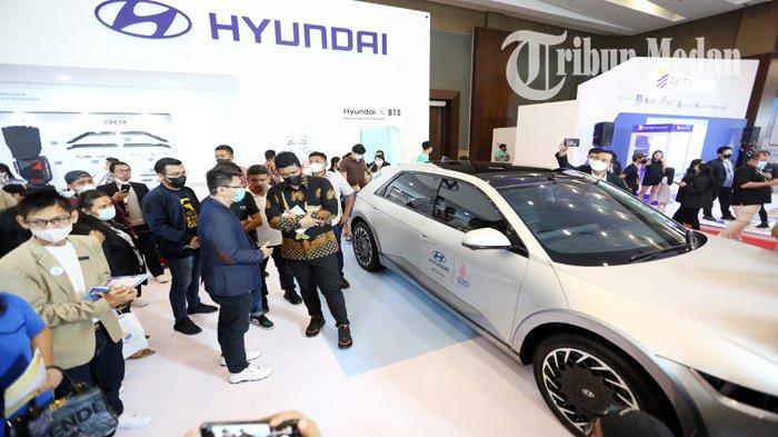 Berita Foto: Bobby Nasution Kunjungi Hari Terakhir GIIAS Medan 2022, Ayo Beralih ke Mobil Listrik - 9102022_PAMERAN-OTOMOTIF_ABDAN-SYAKURO-4.jpg