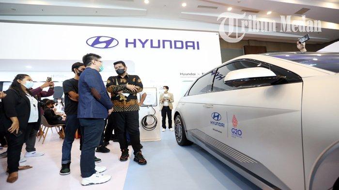 Berita Foto: Bobby Nasution Kunjungi Hari Terakhir GIIAS Medan 2022, Ayo Beralih ke Mobil Listrik - 9102022_PAMERAN-OTOMOTIF_ABDAN-SYAKURO-6.jpg