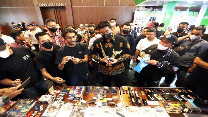 Berita Foto: Bobby Nasution Kunjungi Hari Terakhir GIIAS Medan 2022, Ayo Beralih ke Mobil Listrik - 9102022_PAMERAN-OTOMOTIF_ABDAN-SYAKURO-8.jpg