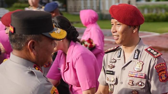 AKBP ADRIAN LUBIS - AKBP Adrian Risky Lubis (kanan), menjalani kegiatan upacara kenaikan pangkat, di Polda Kalimantan Timur, belum laman ini. AKBP Adrian Risky Lubis, kini dipercaya mengemban tugas menjadi Kasat Reskrim Polrestabes Medan menggantikan AKBP Bayu Putro Wijayanto.