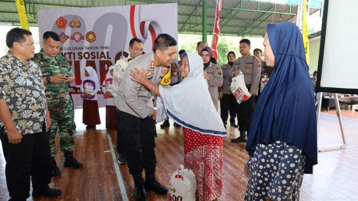 Kapolres Tapsel Salurkan Ratusan Paket Bansos dari Alumni Akabri 90
