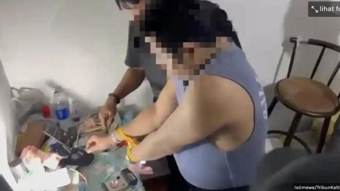 KASUS NARKOBA KUTAI BARAT – Bandar narkoba Ishak beserta barang bukti puluhan paket sabu saat diamankan petugas di sebuah rumah kontrakan di kawasan Melak, Kutai Barat, Kalimantan Timur. Kasus peredaran gelap ini turut menyeret mantan Kasat Reserse Narkoba Polres Kubar, AKP Deky Jonathan Sasiang, atas dugaan skandal penyalahgunaan wewenang dan rekayasa kasus.