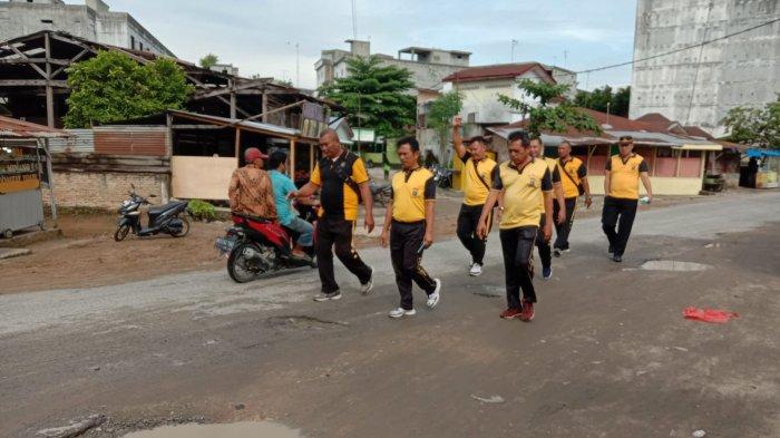 Rawat Kebugaran Agar Prima Dalam Tugas, Kapolsek Perdagangan Olahraga Bersama dengan Anggota
