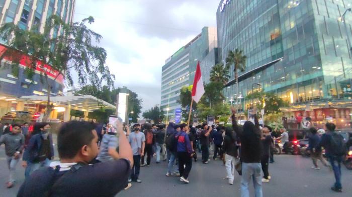 AKSI MAHASISWA NOMENSEN - Seratusan mahasiswa Universitas HKBP Nomensen Medan, menggelar aksi di depan Kantor DPRD Sumut, di Jalan Imam Bonjol, Medan, Senin (22/6/2026). Dalam aksi ini, massa membawa satu satu grand isu dan enam tuntutan rakyat.