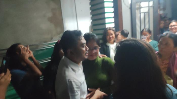 AMSAL PULANG KE RUMAH - Terdakwa kasus korupsi profil desa di Kabupaten Karo, Amsal Sitepu (baju putih) memeluk istrinya saat tiba di kediamannya di Perumahan Graha Mandala, Kabanjahe, Kabupaten Karo, Selasa (31/3/2026) malam. Amsal bisa pulang ke rumah usai penangguhan penahanannya dikabulkan oleh PN Medan.