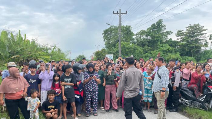 ANTUSIAS WARGA : Warga begitu antusias ingin melihat dan menyaksikan rekonstruksi kasus pembunuhan Muhammad Ilham siswa SMP di Lubuk Pakam Kabupaten Deli Serdang, Kamis (28/8/2025). Keluarga korban meminta para pelaku bisa dihukum mati.