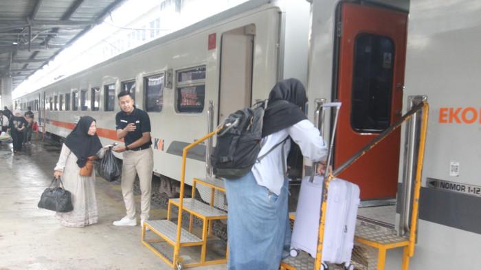 ARUS MUDIK KERETA API- Penumpang menunggu keberangkatan Kereta Api Putri Deli tujuan Tanjungbalai di Stasiun Kereta Api Medan, Senin (9/3/2026). PT Kereta Api Indonesia (Persero) Divisi Regional I Sumatra Utara mencatat sebanyak 72.664 tiket terjual untuk periode keberangkatan 11 Maret hingga 1 April 2026, untuk perjalanan mudik Lebaran.