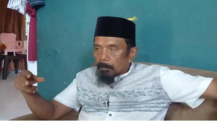 KEPSEK DIPECAT - Nurhasan (62) saat ditemui di rumahnya di Desa To'bia, Kecamatan Ponrang Selatan, Kabupaten Luwu, Sulawesi Selatan. Nurhasan yang merupakan mantan kepala SMPN 1 Luwu ini mengaku kena pecat setahun jelang pensiun karena perkara baju seragam sekolah.