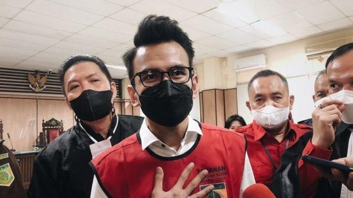 Terdakwa kasus dugaan pelanggaran UU ITE, Adam Deni ditemui pasca persidangan di Pengadilan Negeri (PN) Jakarta Utara, Senin (21/3/2022). (KOMPAS.com/ Tatang Guritno)