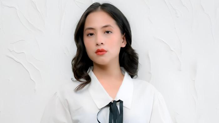 MULTITALENTA- Adhisty Zara, artis multitalenta yang sukses transisi dari idol JKT48 ke aktris papan atas Indonesia, terus menorehkan prestasi di usia 22 tahun.
