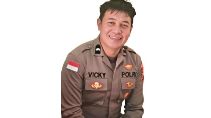 VIRAL- Aipda Vicky Aristo Katiandagho viral di media sosial setelah mengundurkan diri sebagai polisi di Polres Minahasa. Ia sempat menjabat sebagai Kepala Unit Tindak Pidana Korupsi di Polres Minahasa, sebelum dimutasi saat menangani perkara korupsi.