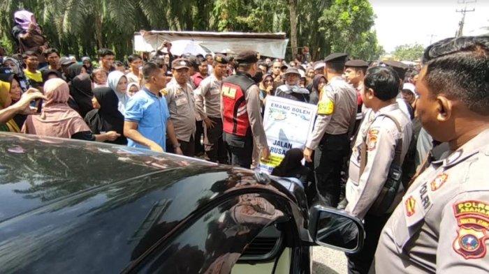 Buntut Jalan Rusak, Masyarakat Gedangan di Asahan Blokir Jalan Besar Akses ke Pintu  Tol Kisaran
