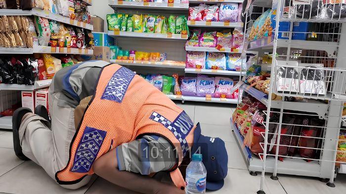 Aksi Bapak Didi saat mengumpulkan sembako