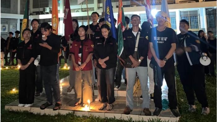 AKSI SERIBU LILIN - Aliansi Mahasiswa Peduli Bencana Alam melakukan Aksi Seribu Lilin di Lapangan Reformasi Universitas Katolik (Unika) Santo Thomas Medan, Kamis (18/12/2025). Sekitar 200-an mahasiswa dari 11 organisasi mahasiswa dan lembaga hadir dalam kegiatan ini.