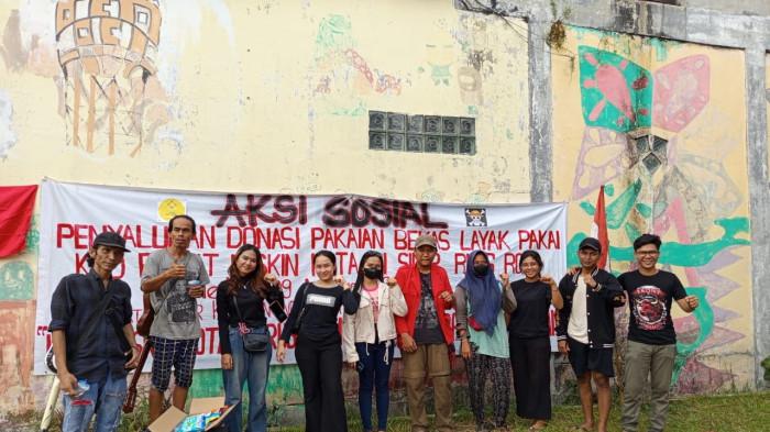 SALURKAN PAKAIAN BEKAS - Yayasan Katalisator Keadilan Indonesia (Katadil Indonesia) menggelar Aksi Sosial Penyaluran Donasi Pakaian Bekas Layak Pakai Kepada Rakyat Jalanan di kawasan Jalan Ngumban Surbakti (Ring Road) Medan, Sabtu (9/8/2025).