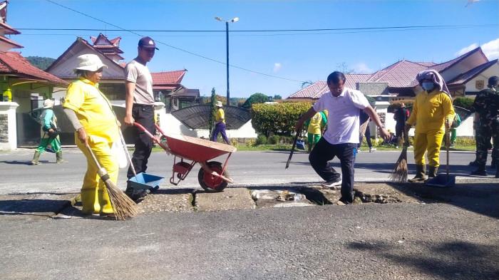 Aksi bersih-bersih sampah Pakpak Bharat 2