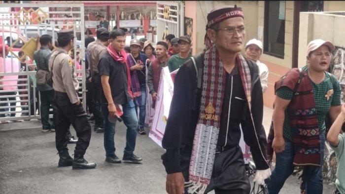 Aksi demo masyarakat adat menolak Sorbatua Siallagan atas dakwaan pengrusakan lingkungan di Pengadilan Negeri Simalungun, Rabu (22/5/2024) siang.