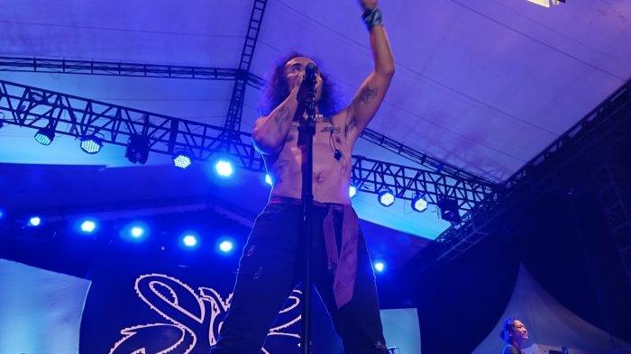 Aksi panggung Slank di panggung Pesta Rakyat Simpedes 2022, Minggu (24/7/2022)
