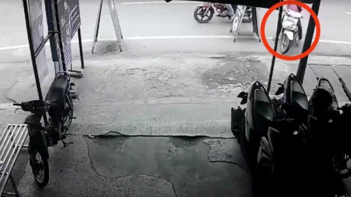 Lupa Cabut Kunci, Sepeda Motor Raib Dilarikan Maling, Pemiliknya Sedang Pangkas di Barbershop