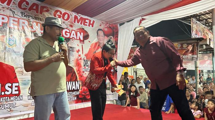 Aksi tersebut disambut sorak warga yang memadati panggung rakyat.