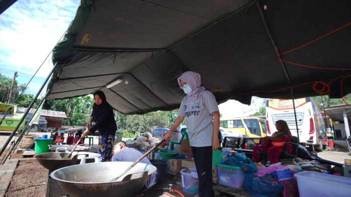 Aktivitas Dapur umum Desa Batu Hula, Kecamatan Batang Toru.