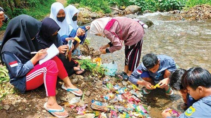 Aktivitas memilah sampah plastik yang dilakukan Sungai Watch.