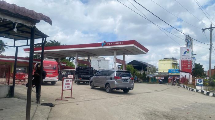 Aktivitas pengisian BBM di salah satu SPBU di Kota Pematangsiantar pada Minggu (19/4/2026)
