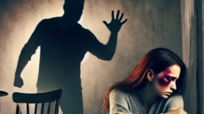 Seorang pria bernama Mat Nasir alias MN (53) menjadi sorotan setelah melakukan penganiayaan terhadap istrinya, Suryani (51), hingga mengalami luka-luka serius. Kasus kekerasan dalam rumah tangga (KDRT) ini terjadi di kediaman mereka di Pemulutan Selatan, Kabupaten Ogan Ilir, Sumatera Selatan, pada Kamis (30/10/2025). (Kolase Istimewa)