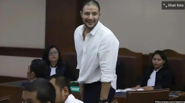 SIDANG NARKOBA - Ammar Zoni saat jelang menjalani persidangan di Pengadilan Negeri Jakarta Pusat, Kamis (18/12/2025). Ammar Zoni ngaku dapat tawaran Rp 10 juta awasi peredaran narkoba dalam lapas.