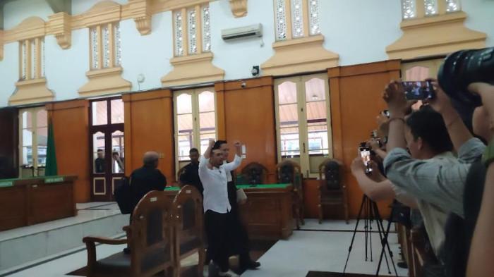 VONIS BEBAS - Amsal Christy Sitepu, videografer yang menjadi terdakwa dalam kasus korupsi profil desa, saat mengikuti sidang di Pengadilan Negeri Medan, Rabu (1/4/2026)
