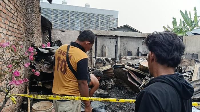 BAKAR RUMAH ORTU - Suasana dua rumah terbakar di Jalan Harapan, Dusun V, Gang Kasirin, Desa Pujimulyo, Kecamatan Sunggal, Kabupaten Deli Serdang, Sumatera Utara, Sabtu (18/4/2026). Rumah ini dibakar oleh Agus, membakar rumah orang tua dan kakak kandungnya.