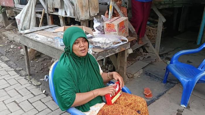BAKAR ORANGTUA - Yani, warga yang rumahnya dan rumah kedua orangtuanya dibakar oleh Abang kandung, di Jalan Harapan, Dusun V, Gang Kasirin, Desa Pujimulyo, Kecamatan Sunggal, Kabupaten Deli Serdang, Sumatera Utara, Sabtu (18/4/2026). Ia menceritakan bagaimana peristiwa kebakaran menghanguskan tempat tinggalnya.
