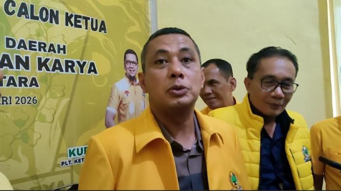 GOLKAR SUMUT - Andar Amin Harahap saat ditemani pengurus DPD Golkar tingkat II, menyerahkan berkas pendaftaran calon ketua Golkar Sumut, di kantor Golkar Sumut, jalan Wahid Hasyim, Medan, Jumat (30/1/2026).