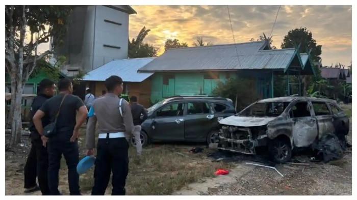 BANDAR NARKOBA MELAWAN - Petugas kepolisian melakukan penyisiran di sekitar lokasi penggerebekan dugaan peredaran narkoba di Desa Tumbang Kelemei, Kecamatan Katingan Tengah, Kalimantan Tengah, Kamis (2/7/2026). Penggerebekan berujung bentrok yang menewaskan seorang polisi.