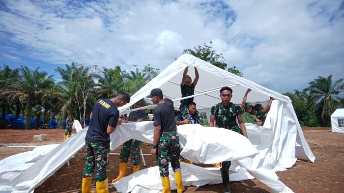 Anggota TNI saat melakukan pembangunan