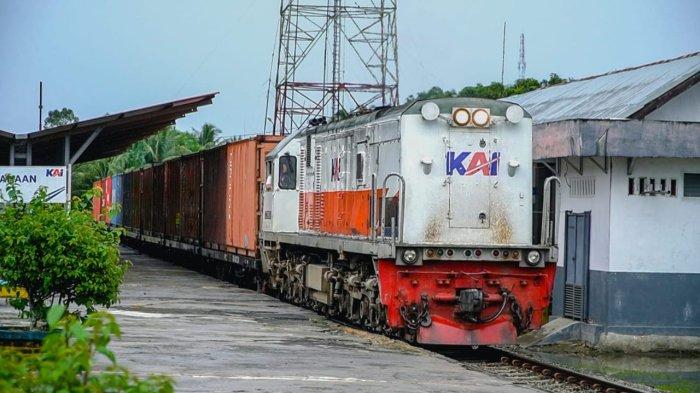 Angkutan Barang- PT Kereta Api Indonesia (Persero) Divisi Regional I Sumatera Utara mengangkut 228.810 ton barang dalam tiga bulan pertama 2025. Meningkat 17 persen dibandingkan periode yang sama tahun 2024 sebanyak 195.410 ton barang.
Dok. KAI Sumut