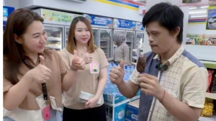  Ari, Seorang Anak Spesial yang Tekun Bekerja.