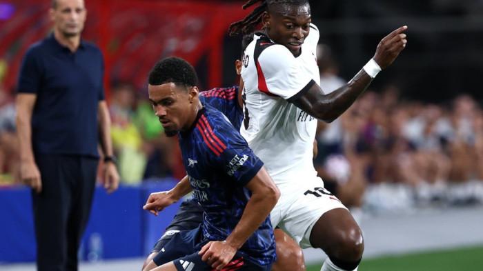 HASIL LAGA PRAMUSIM - Aksi penyerang AC Milan, Rafael Leao saat dihadang pemain Arsenal dalam laga uji coba pramusim di Stadion Internasional Singapura, Rabu (23/7/2025). Dalam laga ini, Arsenal menang tipis 1-0 atas AC Milan.