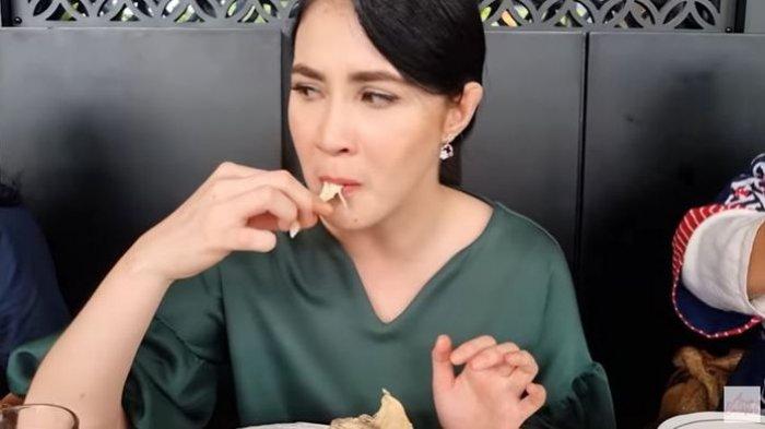 Naik Tahta Jadi Permaisuri Pejabat Tinggi, Artis Cantik Ini Tak Malu Angkat Sofa Saat Pindahan Rumah