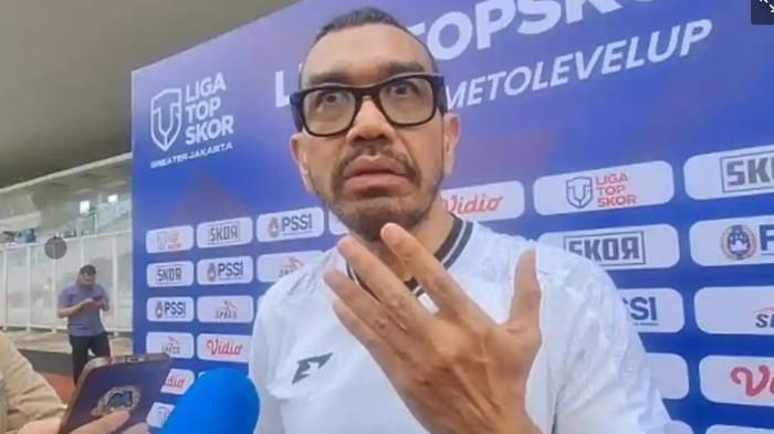 GOL KONTROVERSIAL - Anggota Exco PSSI, Arya Sinulingga saat diwawancarai di Stadion Madya, Senayan, Jakarta, Minggu (11/1/2026). Ia menegaskan perlunya evaluasi terkait gol tendangan sudut Garudayaksa FC melawan FC Bekasi City yang disahkan wasit tanpa bantuan VAR.