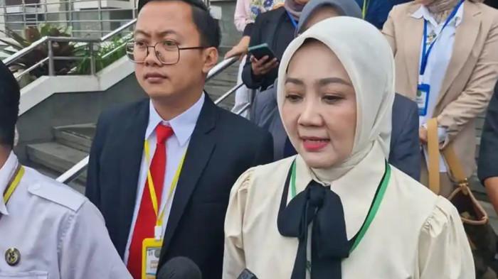 HADIRI SIDANG - Atalia Praratya hadir sidang gugat cerai dengan Ridwan Kamil saat keluar gedung Pengadilan Agama Bandung, Rabu (31/12/2025).