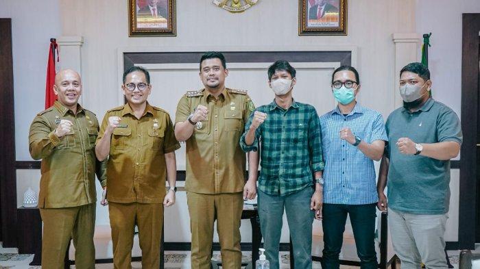 Wali Kota Medan Bobby Nasution didampingi Kepala Dinas Koperasi UKM Perindustrian dan Perdagangan Kota Medan Benny Iskandar Nasution dan Kepala Dinas Lingkungan Hidup (DLH) Medan Suryadi Panjaitan, menerima Audiensi Precious Plastik Medan dan Markaz Art Work, di Balai Kota, Selasa (31/1/2023).