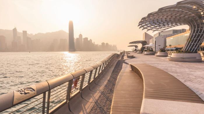 Avenue of Stars menjadi perayaan bagi karya seni dan elemen estetika kota ini. 