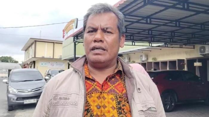 DIDUGA DIBUNUH - Johar, ayah dari Bonio Raja Gadja, mahasiswa Fakultas Hukum Universitas Medan Area (UMA) yang diduga tewas dibunuh di Gang Rambe, Dusun IV, Desa Marindal II, Kecamatan Patumbak, Jumat (14/11/2025). Dua hari sebelum ditemukan tewas, korban sempat mengucapkan selamat hari ayah ke ayahnya. (TRIBUN MEDAN/FREDY SANTOSO)