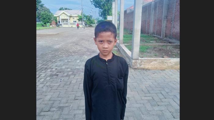 ANAK DICULIK - Azka Al Fatih, anak 10 tahun yang diduga hilang usai dijemput ibu-ibu berhijab warna hitam, di Kecamatan Patumbak, Kabupaten Deli Serdang, Jumat (19/6/2026). Polisi belum bisa memastikan apakah anak tersebut diculik atau bukan, karena informasinya ada perselisihan antara ibu dan ayah si anak.