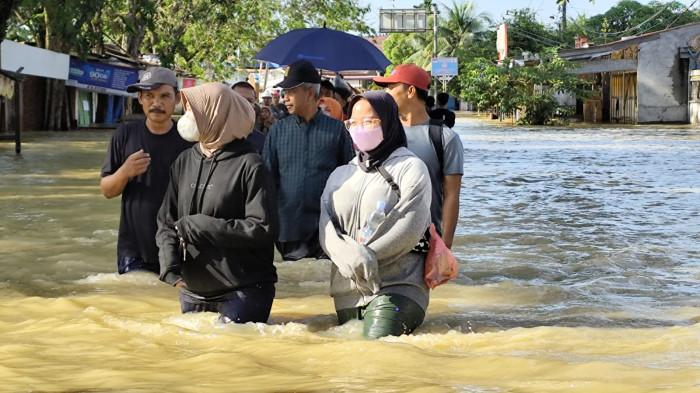BANJIR - Suasana masyarakat Kecamatan Tanjung Pura  Kabupaten Langkat, Sumatera Utara, saat mengungsi ke tempat yang lebih aman akibat rumah mereka terendam banjir, Sabtu (29/11/2025). 