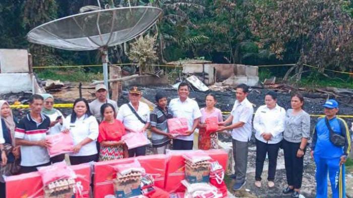 Dinsos Tapteng Beri Bantuan Korban Kebakaran 3 Rumah Warga di Manduamas