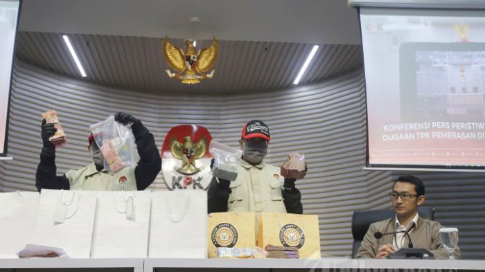 BARANG BUKTI OTT - Petugas KPK menunjukkan barang bukti uang dalam konferensi pers penetapan dan penahanan tersangka pasca operasi tangkap tangan (OTT) Bupati Cilacap di Gedung Merah Putih KPK, Jakarta, Sabtu (14/3/2026). KPK menetapkan dan menahan dua tersangka dalam OTT tersebut yakni Bupati Cilacap Syamsul Auliya Rachman dan Sekretaris Daerah (Sekda) Sadmoko Danardono dalam kasus pemerasan terhadap perangkat daerah untuk THR. (Tribunnews/Jeprima)