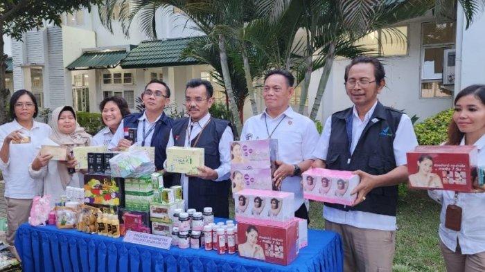 BBPOM saat melakukan pers konfrens, penyitaan 29 produk kosmetik ilegal di Medan.